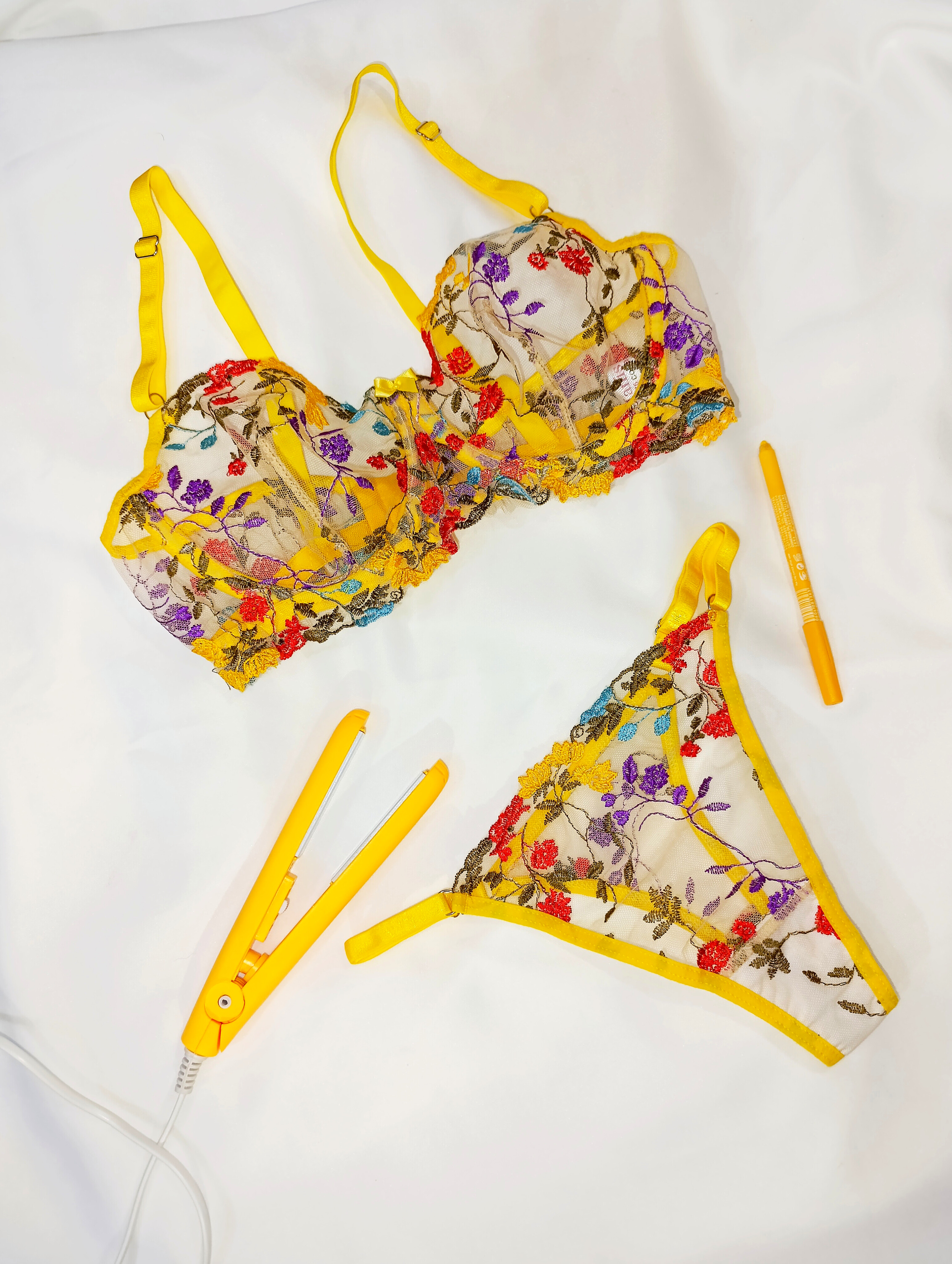 ست گلدوزی زرد